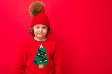 Kırmızı arka planda erkek manken, Noel ağacında bukleli bir sarışın portresi.