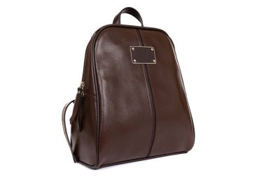 Hakiki deriden yapılmış kahverengi çanta beyaz arka planda.