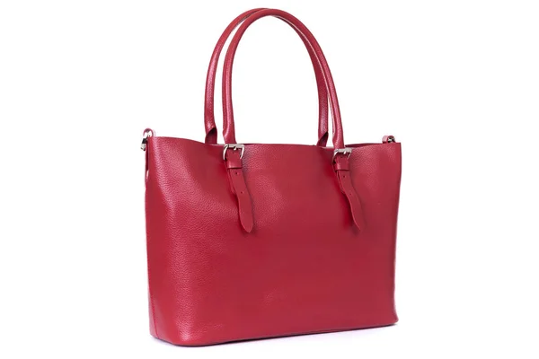 Красная сумка из натуральной кожи крупным планом на белом фоне — стоковое фото