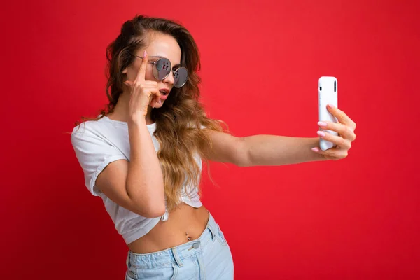 Close-up retrato agradável-olhando encantador senhora atraente fazendo tendo selfie isolado sobre brilhante brilhante brilho fundo vermelho — Fotografia de Stock