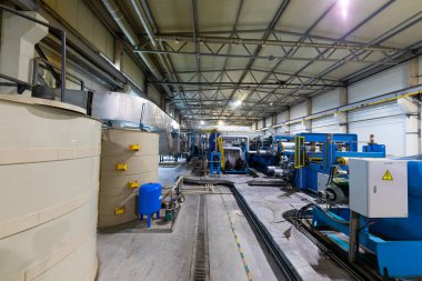 Sanayi bölgesi, çelik boru hatları, vanalar ve pompalar.