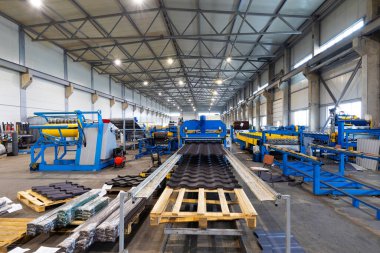 Metal işleme için modern bir tesiste taşıyıcı, yapay zekanın yardımıyla Atılgan Yönetimi