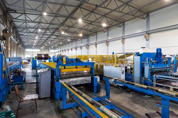 Equipo de la industria de producción de metal en el fondo de fabricación, industria de almacén — Foto de Stock