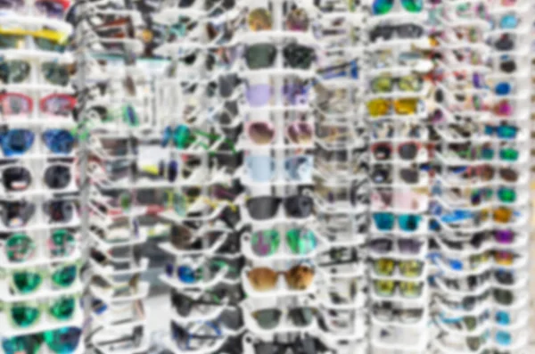 Rozmazaná optika vitrína s brýlemi pro vidění s velkým výběrem rámů — Stock fotografie
