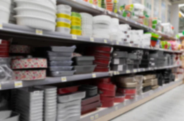 Blurred and defocused: large selection of cookware on store shelves — Stock Photo, Image