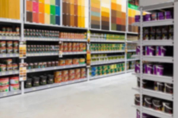 Borrosa y desenfocada: tienda de pintura con una gran selección de productos de muchos fabricantes de diferentes colores —  Fotos de Stock