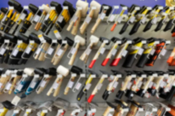 Размытые и размытые: магазин оборудования со счетчиками инструментов, включая молотки — стоковое фото