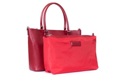 Beyaz arka planda kırmızı şık kadınlar için deri çanta.