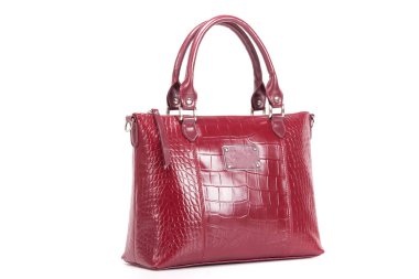 Beyaz arka planda kırmızı şık kadınlar için deri çanta.