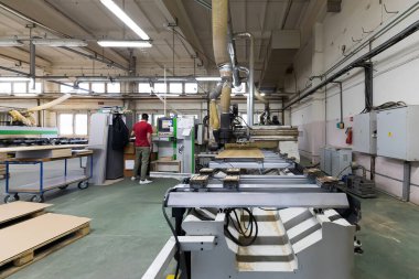 Minsk, Belarus - 17 Kasım 2020: üretim endüstrisi ekipmanları üretim arka planında