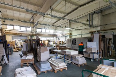 Minsk, Belarus - 17 Kasım 2020: Modern mobilya üretimi, fabrika atölyesi