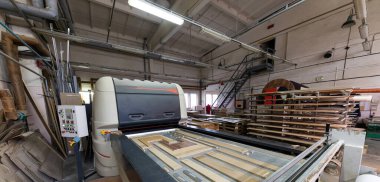 Minsk, Belarus - 17 Kasım 2020: Modern mobilya üretimi, fabrika atölyesi