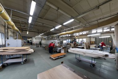 Minsk, Belarus - 17 Kasım 2020: bir mobilya imalat şirketinin atölyesi, modern üretim