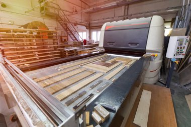 Minsk, Belarus - 17 Kasım 2020: Modern mobilya üretimi, fabrika atölyesi