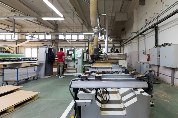 Minsk, Belarus - 17 Kasım 2020: üretim endüstrisi ekipmanları üretim arka planında