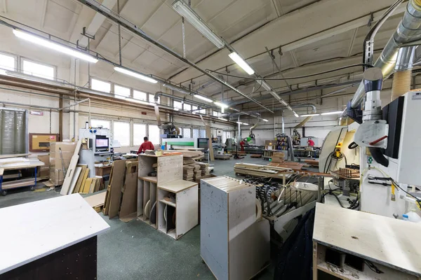 Minsk, Bielorrusia - 17 de noviembre de 2020: taller de una empresa de fabricación de muebles, producción moderna — Foto de Stock