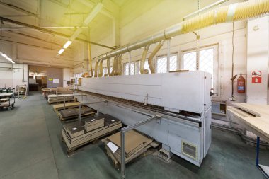 Minsk, Belarus - 17 Kasım 2020: bir mobilya imalat şirketinin atölyesi, modern üretim