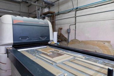 Minsk, Belarus - 17 Kasım 2020: Modern mobilya üretimi, fabrika atölyesi