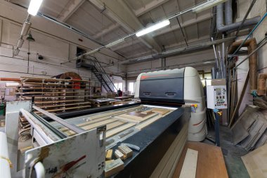 Minsk, Belarus - 17 Kasım 2020: Modern mobilya üretimi, fabrika atölyesi