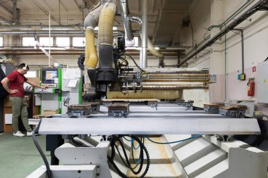 Minsk, Belarus - 17 Kasım 2020: üretim endüstrisi ekipmanları üretim arka planında