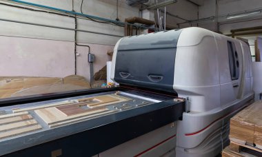 Minsk, Belarus - 17 Kasım 2020: Modern mobilya üretimi, fabrika atölyesi