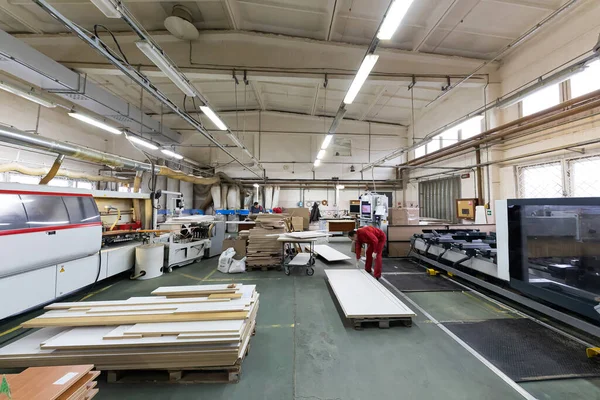 Minsk, Bielorrusia - 17 de noviembre de 2020: equipos de la industria de producción de muebles en el fondo de fabricación, lente de enfoque amplio — Foto de Stock