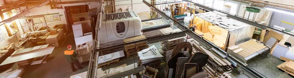 Minsk, Biélorussie - 17 novembre 2020 : équipement de l'industrie de la production de meubles en arrière-plan de fabrication, lentille grand angle — Photo