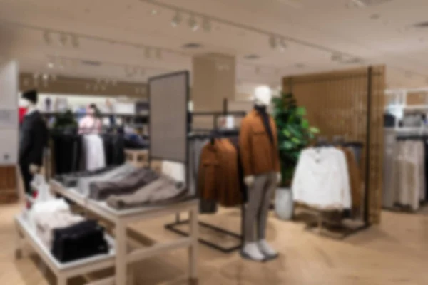 Rozmazání fotografie: Moderní módní značkový interiér obchodu s oblečením mužů a žen uvnitř nákupního centra — Stock fotografie