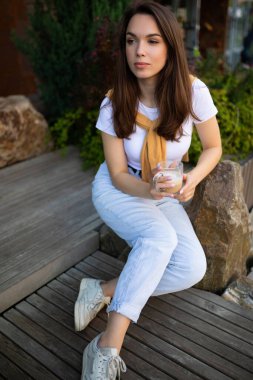 Rüyamda genç bir kadın yaz parkında baharatlı latte içiyordu.