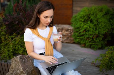 Sokakta çalışan iş kadını.