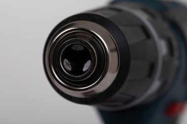 İzole edilmiş beyaz arkaplanda matkap kullanmadan elektrikli matkabı kapat