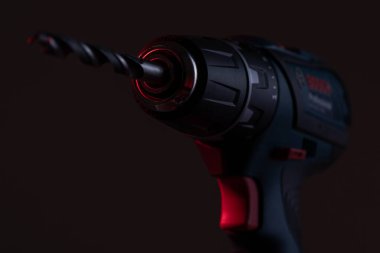 Koyu arkaplana yerleştirilmiş matkapla çok güçlü bir matkap.