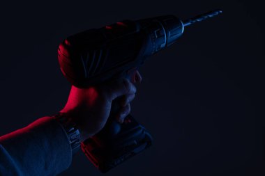 Koyu arkaplana yerleştirilmiş matkapla çok güçlü bir matkap.