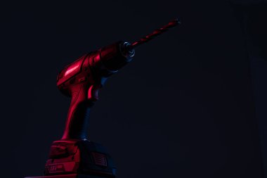 matkapla siyah arkaplanda sondaj yap