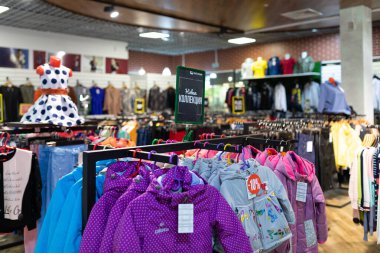 Askıda asılı kıyafetleri olan bir market.