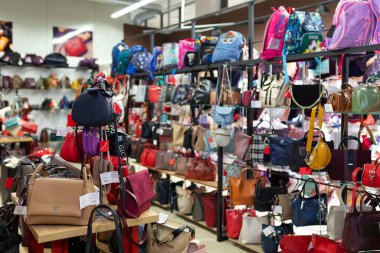 Vitrinde kadın çantaları olan tuhafiye mağazası.