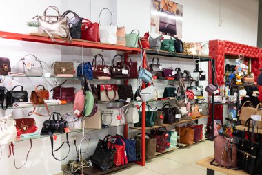 Vitrinde kadın çantaları olan tuhafiye mağazası.