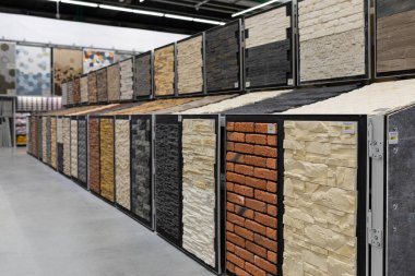 MINSK, BELARUS - Nisan 01, 2020: tuğla taklit duvarlar, mağazada örnekler