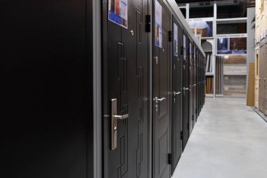 MINSK, BELARUS - Nisan 01, 2020: her bir tat için evin kapılarının geniş bir yelpazesi ile alışveriş