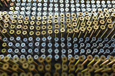 Altın ve gümüş çiviler bir dükkanın camına güzelce asılmış.