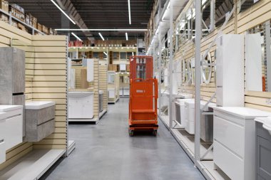 MINSK, BELARUS - 1 Nisan 2020: geniş bir ayna, dolap ve lavabo yelpazesine sahip banyo mobilyası mağazası