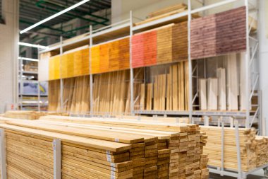 Hırdavatçı: büyük ahşap tahtalarla raflar