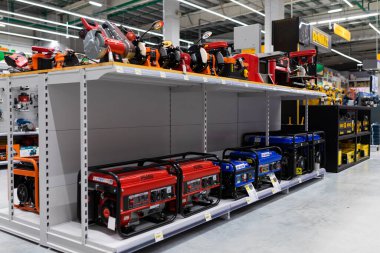 MINSK, BELARUS - Nisan 01, 2020: Kaynak makineleri geniş bir seçim ile çeşitli donanım mağazası