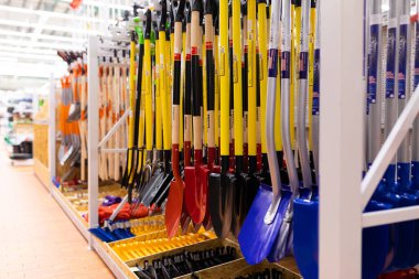 MINSK, BELARUS - Nisan 01, 2020: Çiçek yetiştirmek için çeşitli ekipmanlara sahip bahçe dükkanı