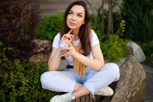 Чарівна молода ділова жінка має кавову перерву, сидячи на терасі кафе — стокове фото