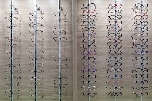 Butiksfront med glasögon i en optikbutik — Stockfoto