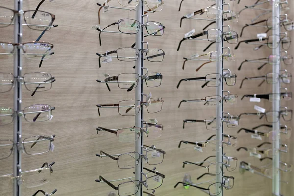 Tienda de óptica con una gran selección de monturas de gafas de moda — Foto de Stock