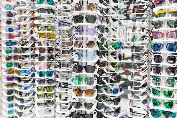 Optické vitríny s brýlemi pro vidění s velkým výběrem rámů — Stock fotografie