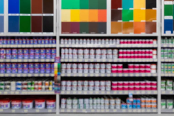 Хозяйственный магазин: широкий ассортимент красок с широкой цветовой палитрой — стоковое фото