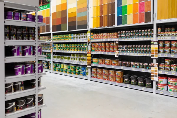 MINSK, BELARUS - 01 kwietnia 2020: lakiernia z dużym wyborem produktów wielu producentów różnych kolorów — Zdjęcie stockowe